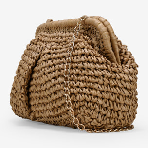 Bolso clutch tostado de rafia con cadena
