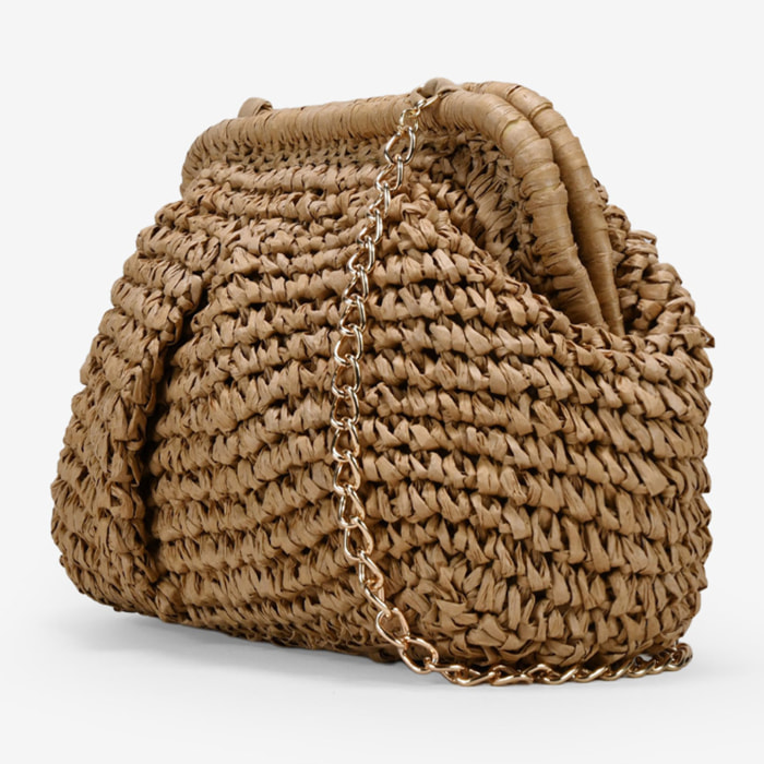 Bolso clutch tostado de rafia con cadena