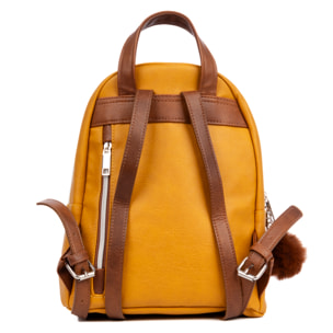 Mochila Ocre Pokémon Premium. Espacioso compartimento principal con bolsillo delantero y trasero. Con accesorio pompom