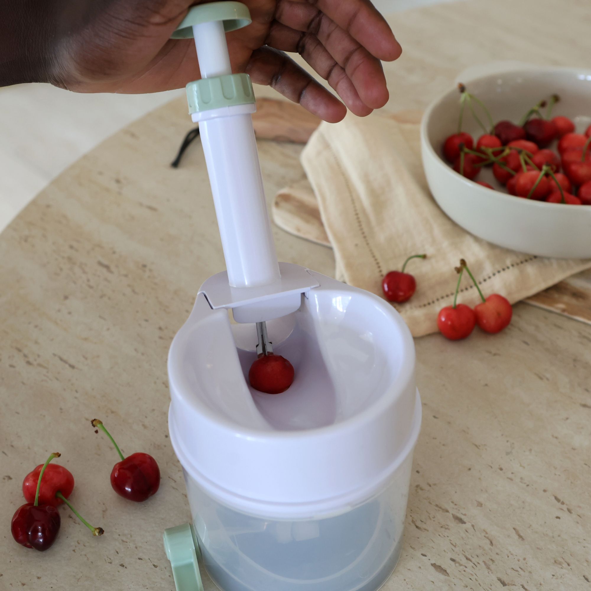 Dénoyauteur à cerise avec réservoir