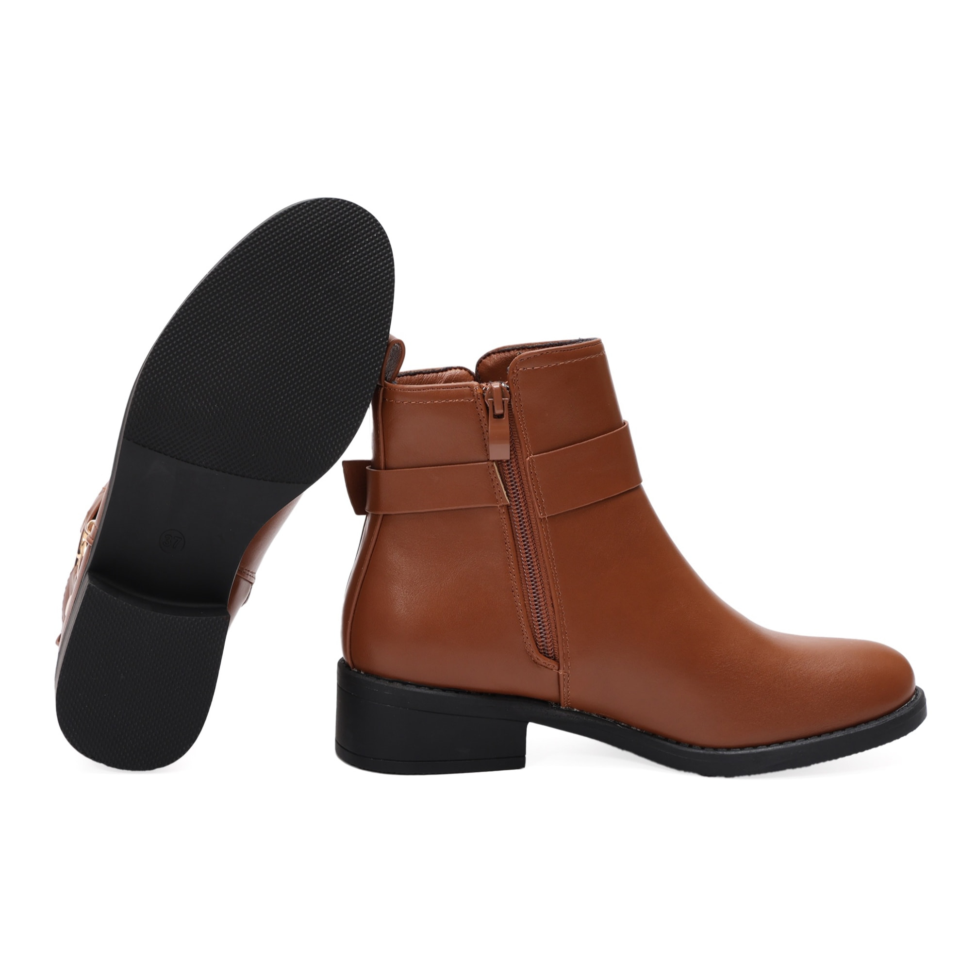 Stivaletto in simil pelle con fibbia dorata