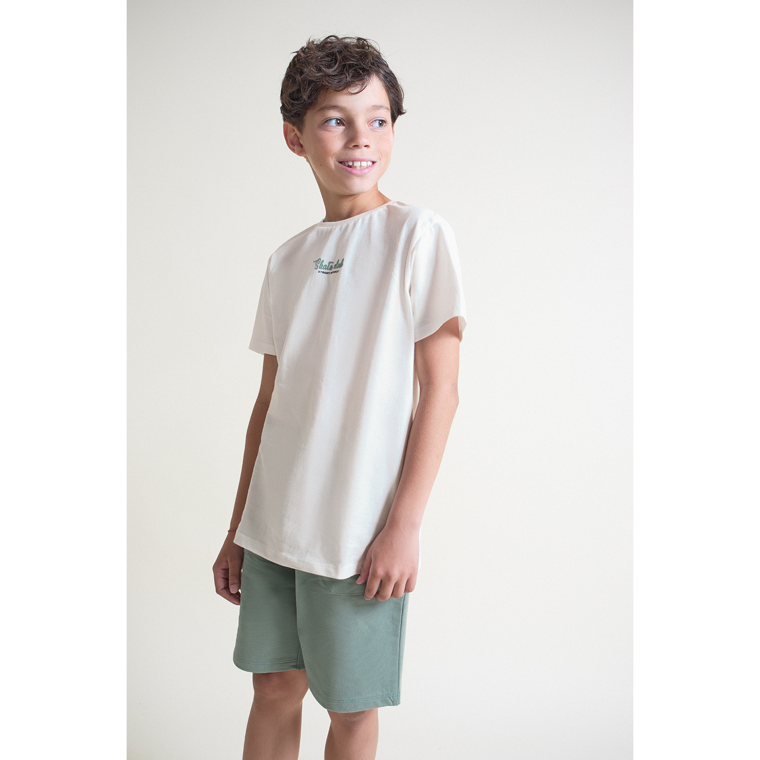 Conjunto Camiseta con Logo Skate Club en el Pecho y Shorts con Bolsillos Parche | Color: Crudo | Street Monkey