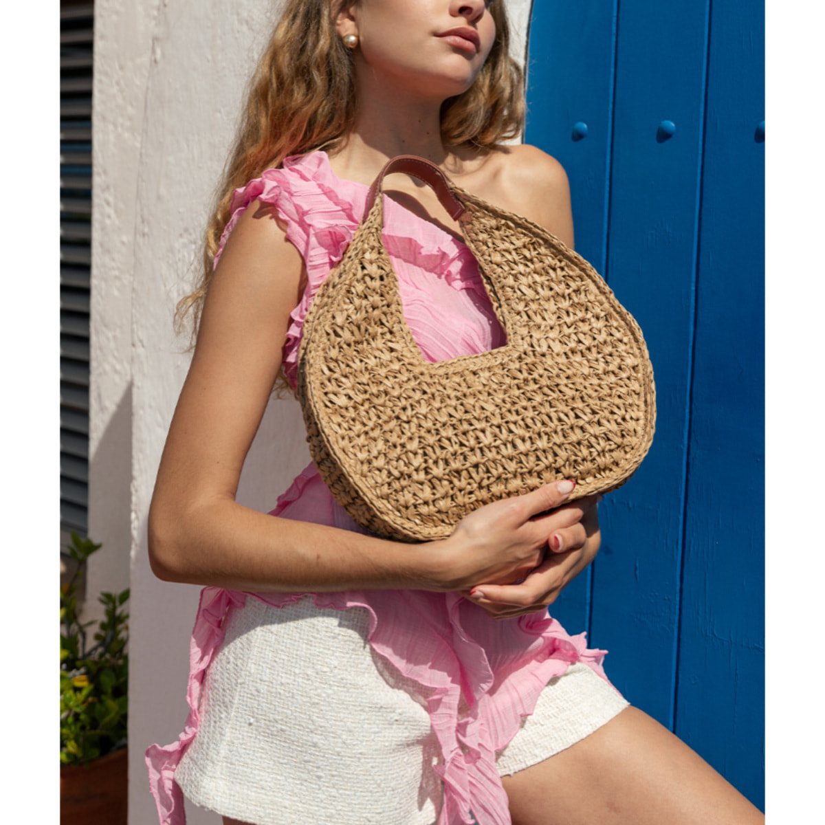 Bolso de hombro tostado en rafia