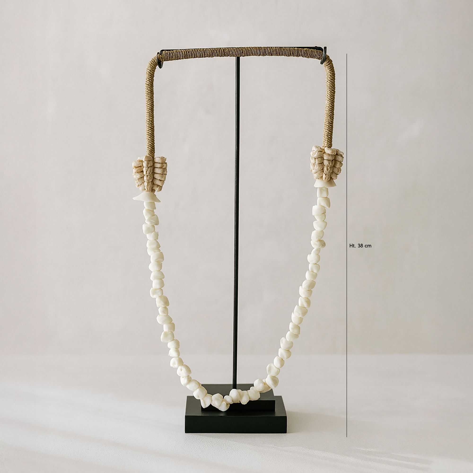 Collier en coquillages avec socle en métal  DAO