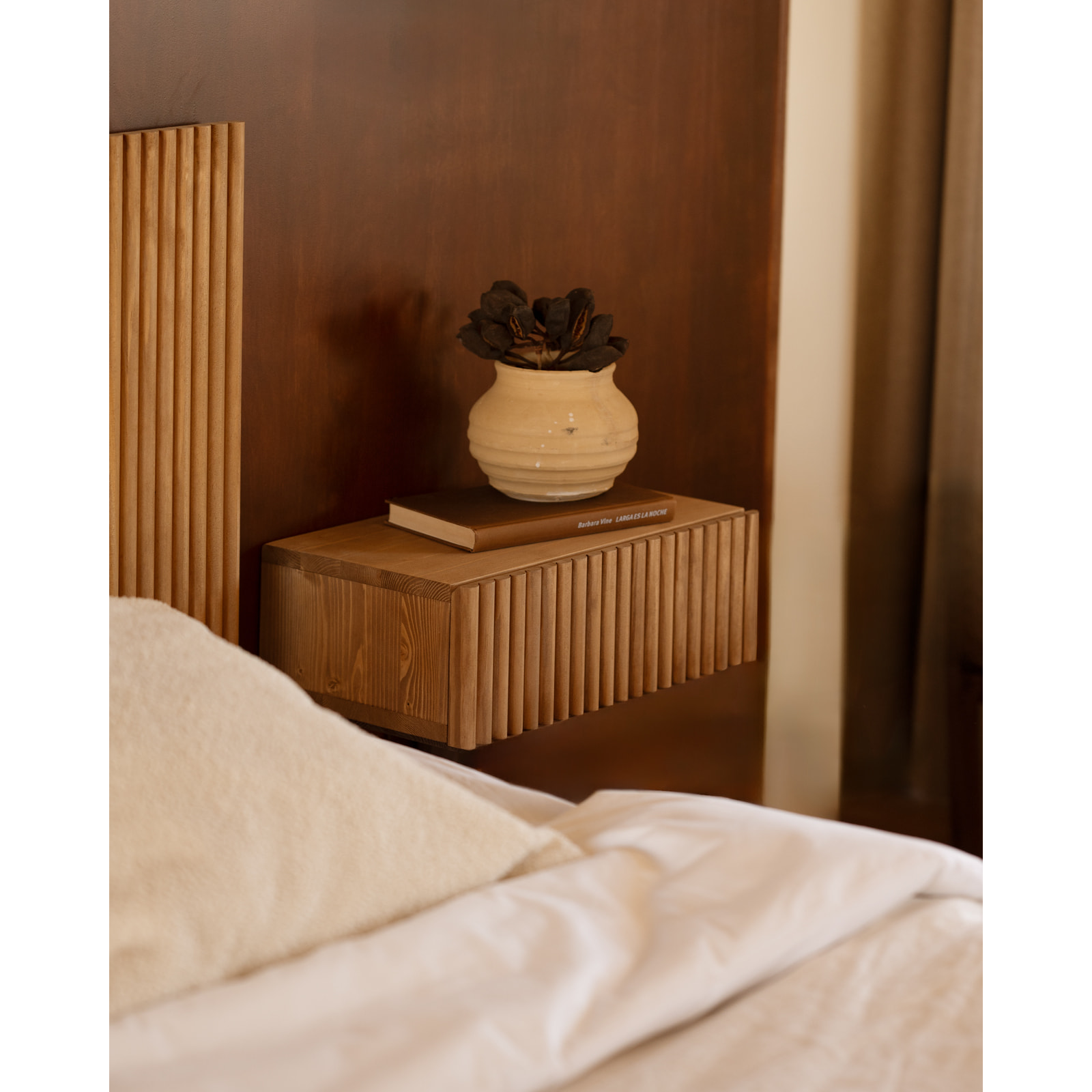 Pack de 2 tables de chevet flottantes en bois massif ton chêne foncé de 40cm Hauteur: 15 Longueur: 40 Largeur: 25.5