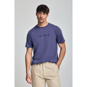 Camiseta violeta azulado de cuello redondo y logo engomado