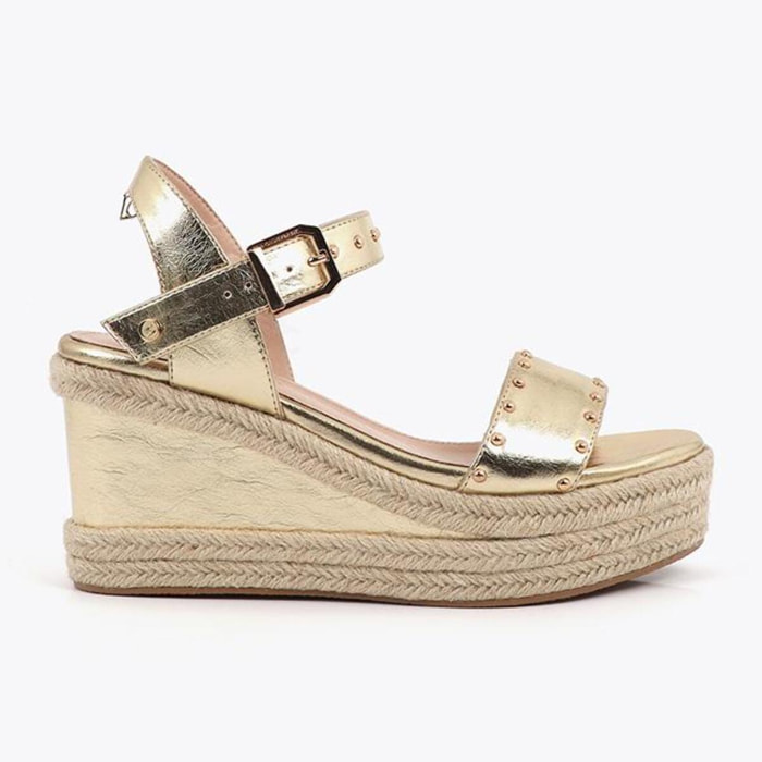 Scarpa con zeppa con suola effetto rafia e dettagli metallici
