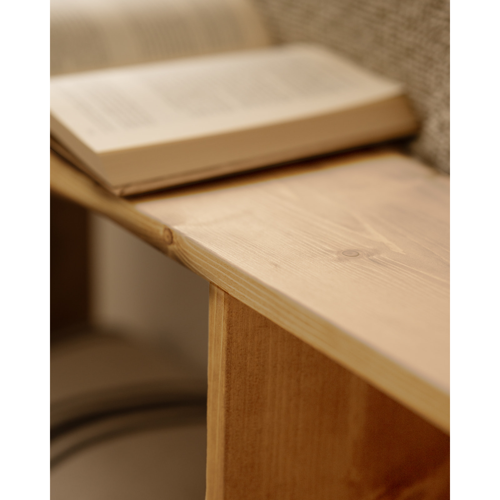 Mueble auxiliar de madera maciza en tono roble medio con 1 separador Alto: 38 Largo: 80 Ancho: 20