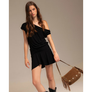 Vestido corto asimétrico con fruncidos en negro.