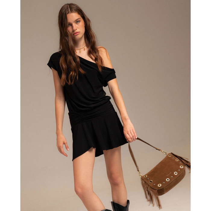 Vestido corto asimétrico con fruncidos en negro.