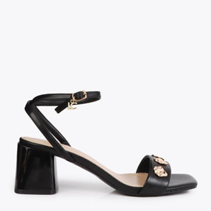 Sandalo con tacco e decorazioni metalliche