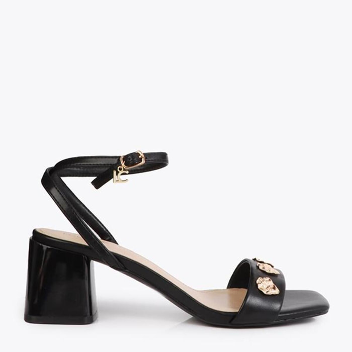 Sandalo con tacco e decorazioni metalliche