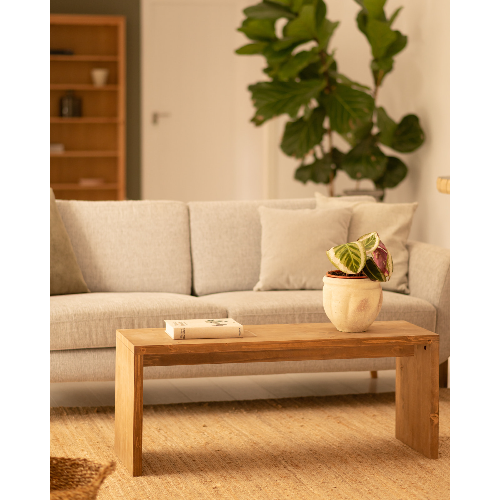 Table basse en bois massif ton chêne foncé de 110x45x35cm Hauteur: 45 Longueur: 110 Largeur: 35
