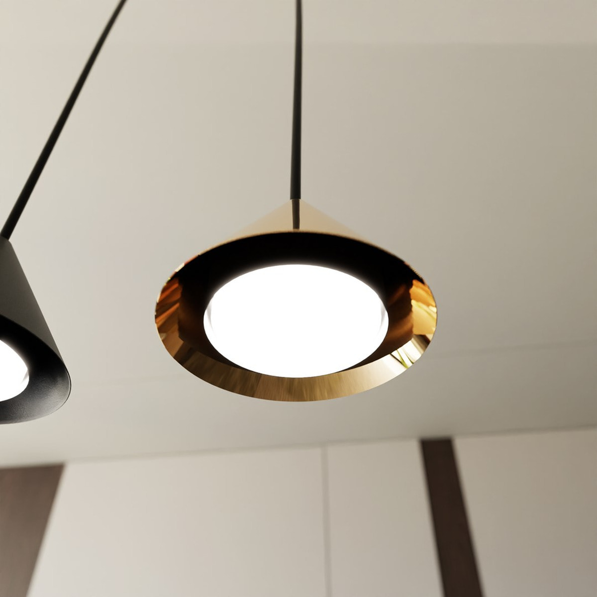 Lampada a sospensione ELIT con diffusori conici oro e struttura nera