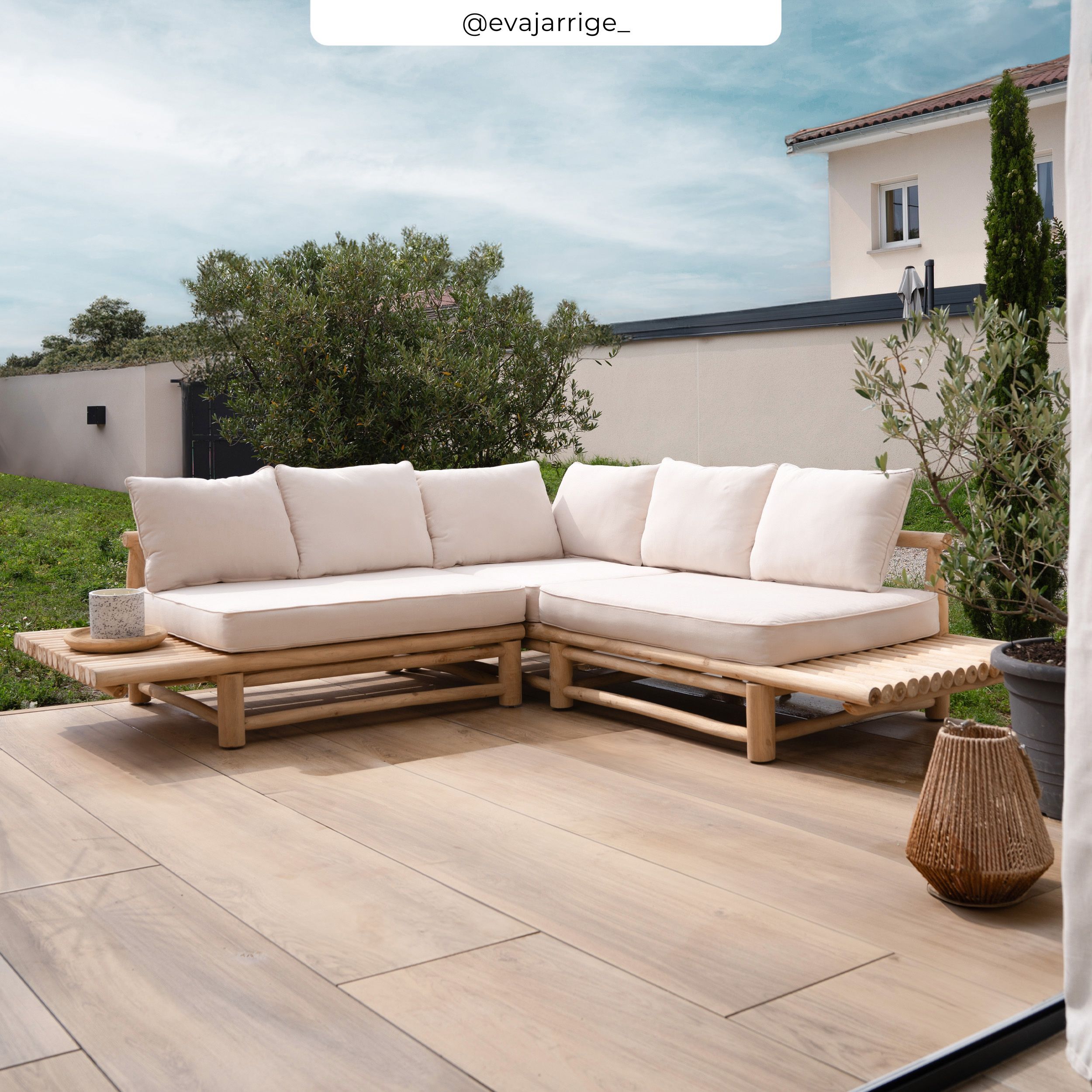 Canapé d'angle de jardin 4 places en teck et coussins blancs - Sunny