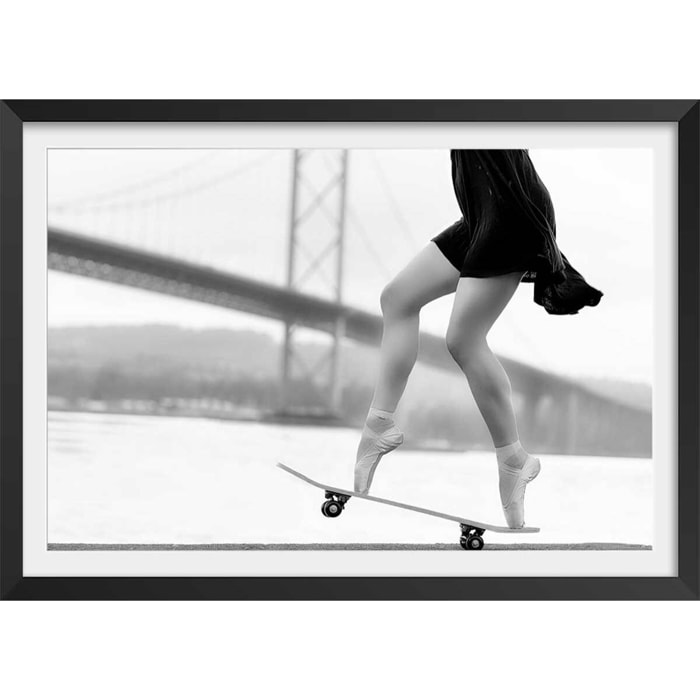 Affiche d'art skater girl - vente d' Affiche + cadre en bois - Noir
