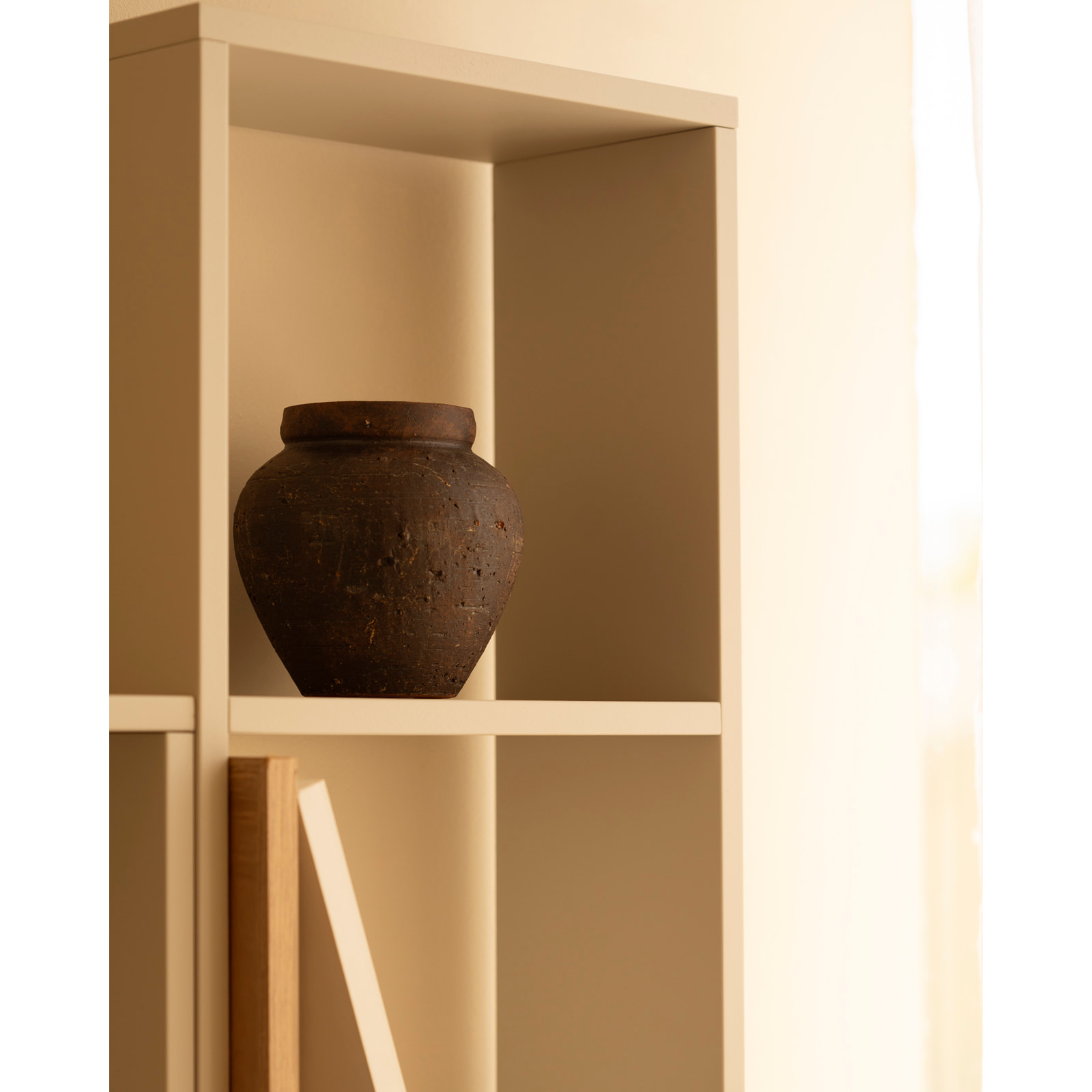 Estanteria de madera lacada en tono beige con 2 estantes Alto: 110 Largo: 40 Ancho: 20