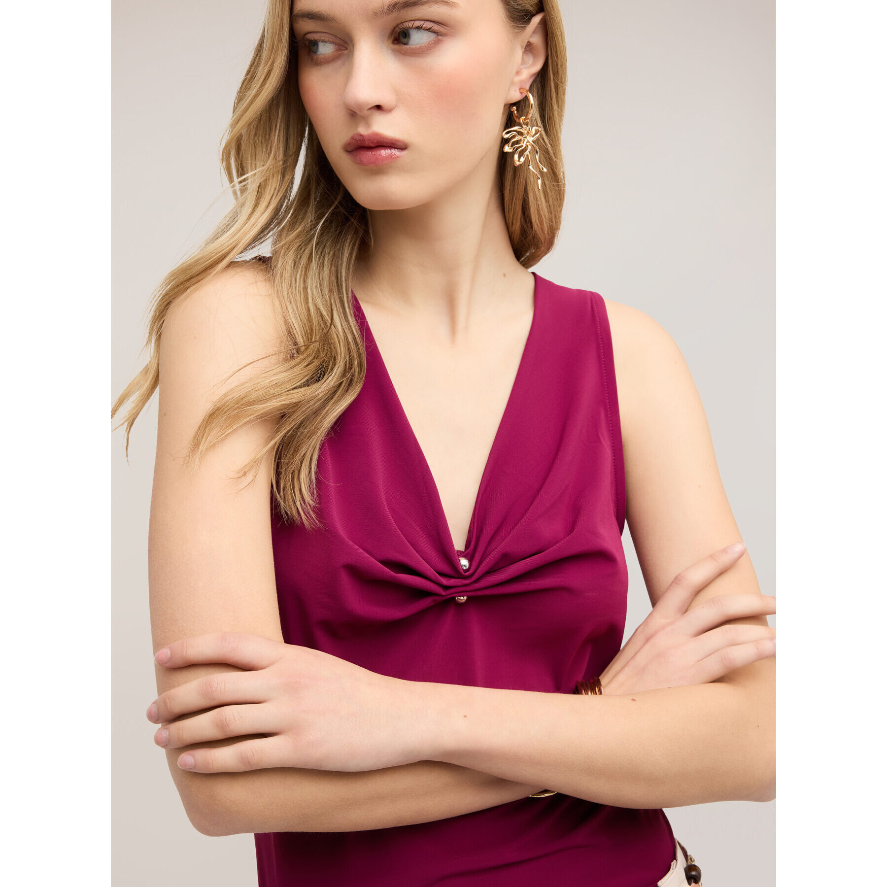 Motivi - Top con scollo a V drappeggiato e piercing - Fucsia