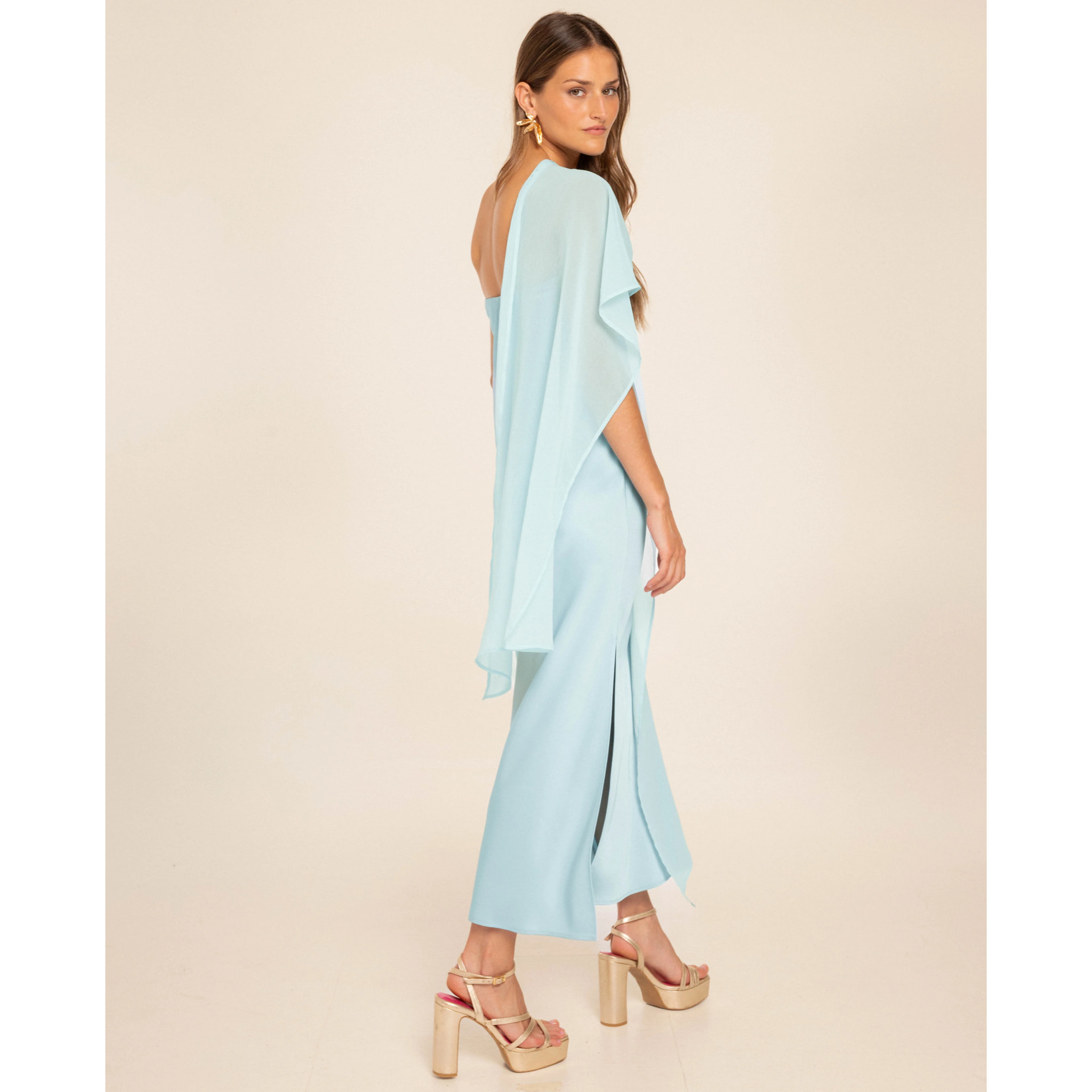 Vestido midi satinado con escote palabra de honor y capa de gasa multiposición