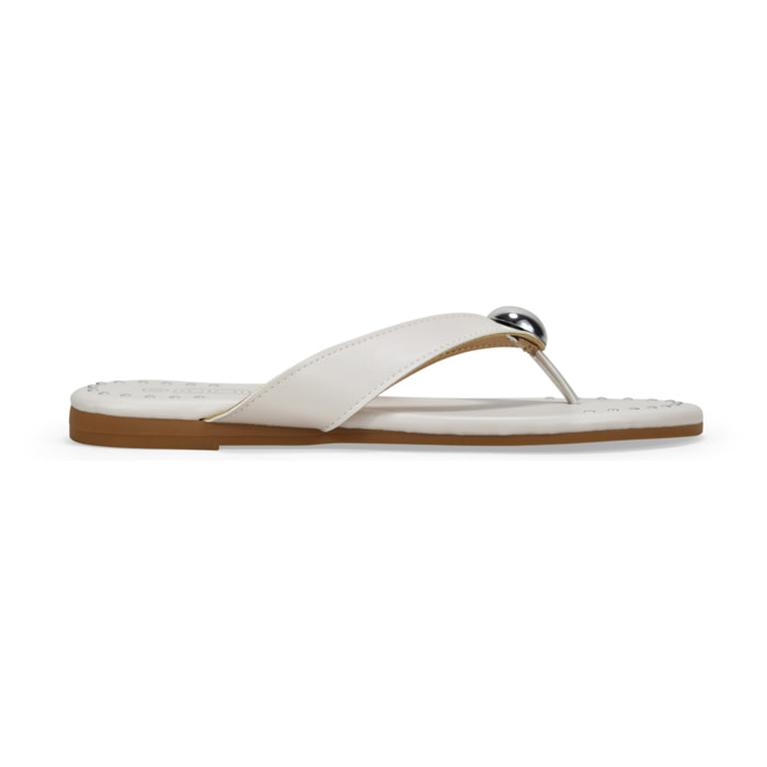 Sandalias de dedo beige planas con metal y tachuelas