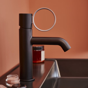 Mitigeur lavabo bas Vivienne noir mat avec bague chromée brossée