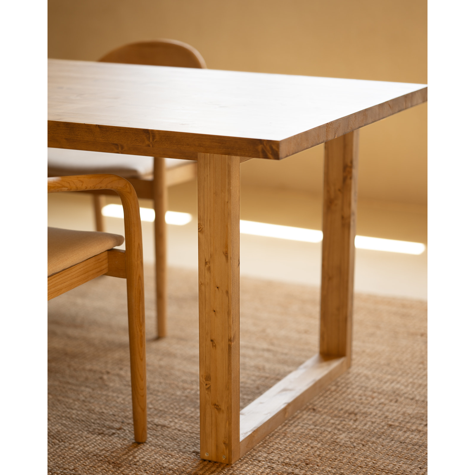 Mesa de comedor de madera maciza en tono roble medio de varias medidas