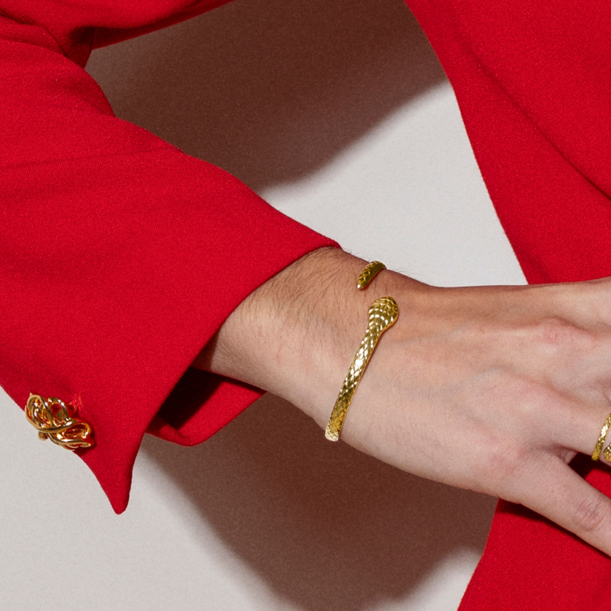 Pulsera acabada en oro amarillo de 18K