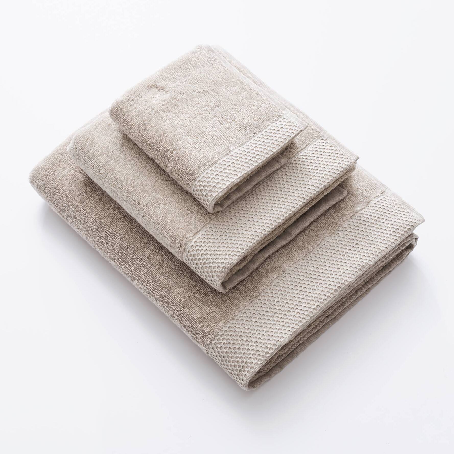 Juego de toallas nidus (30x50cm + 50x100cm + 90x150cm) 100% algodón en color crema con logo bordado scalpers home