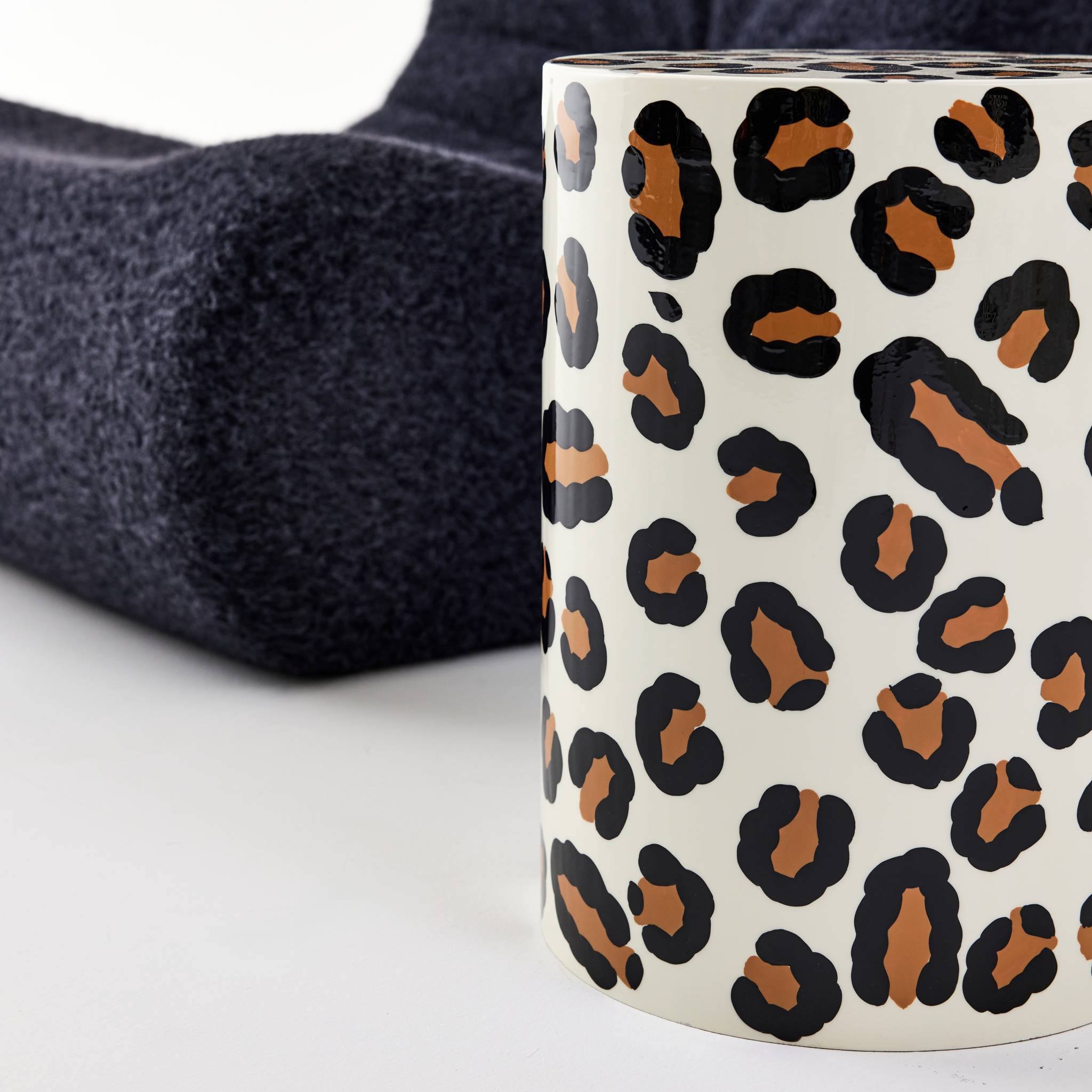 Table d'appoint. bout de canapé. table de chevet acier émaillé.  motif léopard. Ø33 x H 46cm - Noko