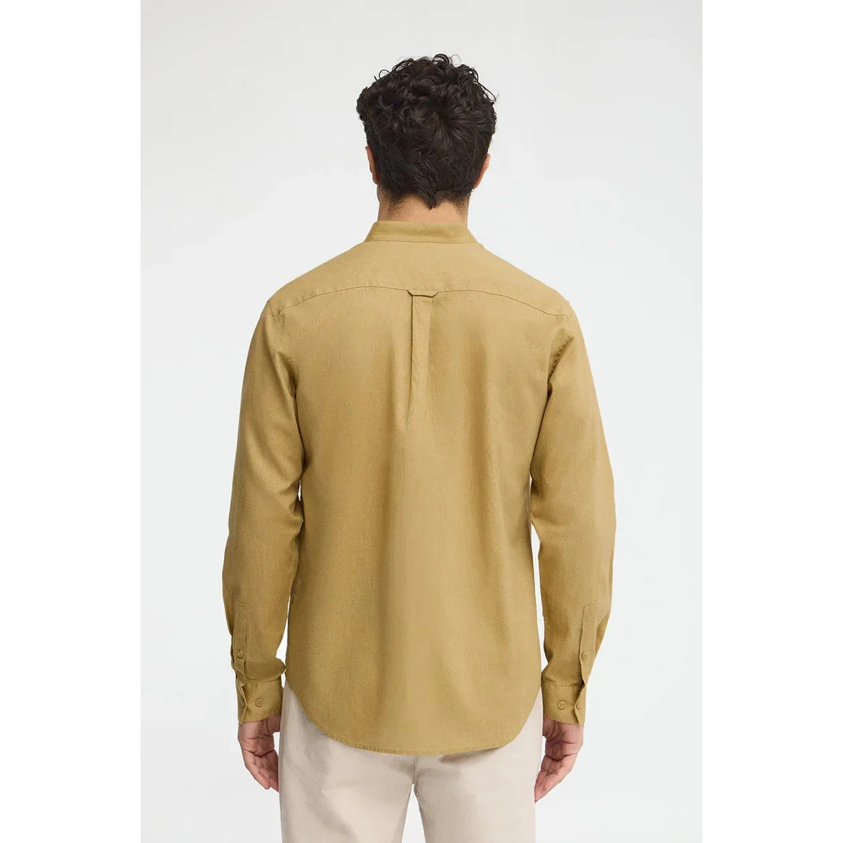 Camisa cotolino caqui con cuello mao, corte regular y bordado Rigby Go