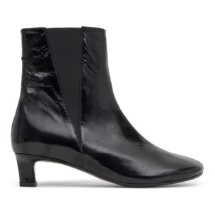 Botín de tacón Alegra en charol con cierre elástico y tacón kitten