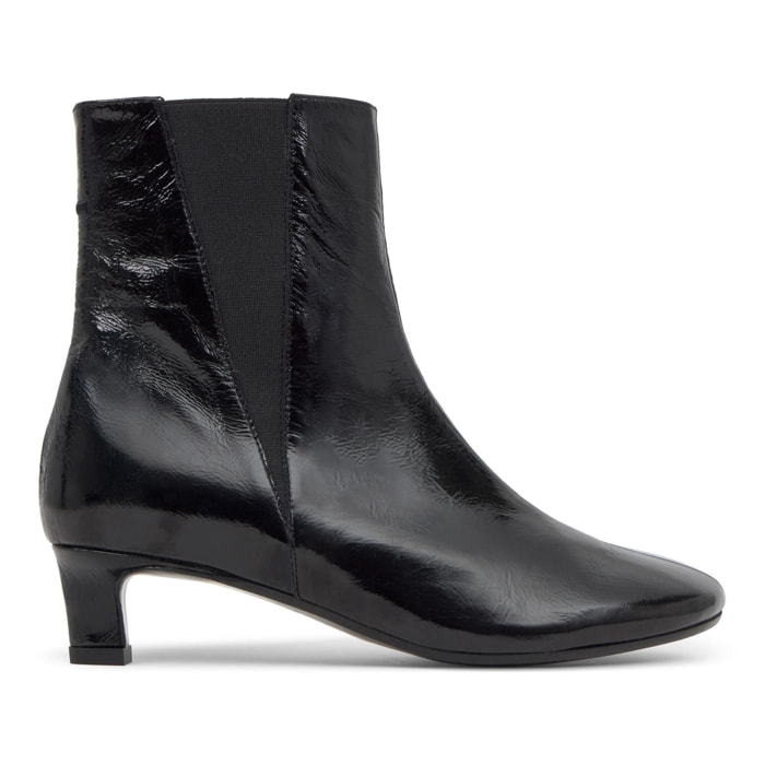 Botín de tacón Alegra en charol con cierre elástico y tacón kitten