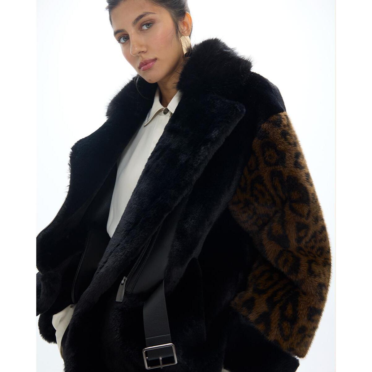 Perfetto cappotto corto di pelliccia con stampa animalier