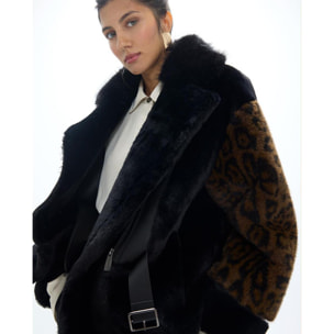 Perfetto cappotto corto di pelliccia con stampa animalier