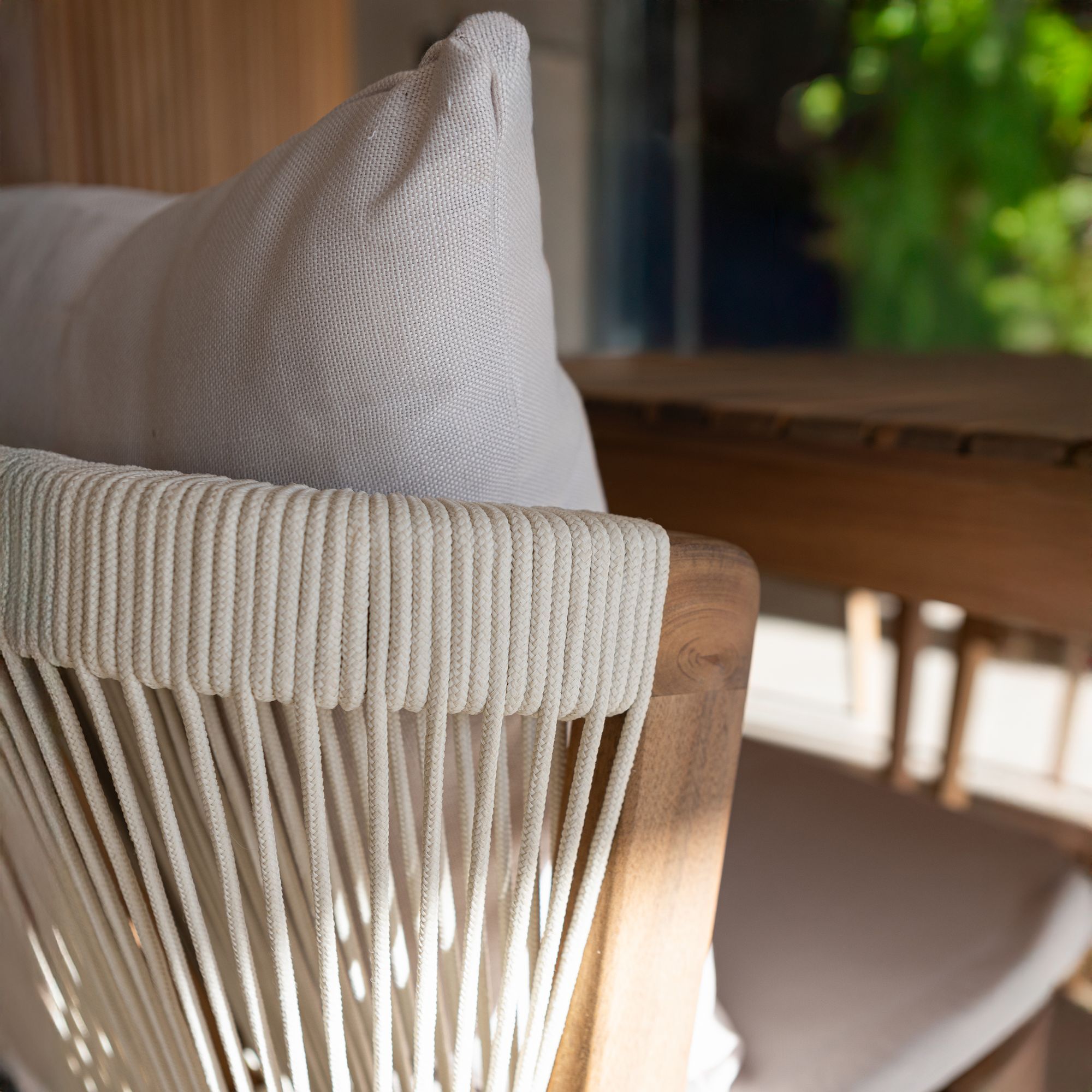 Ensemble de jardin table et 6 chaises en bois avec coussin FIDJI