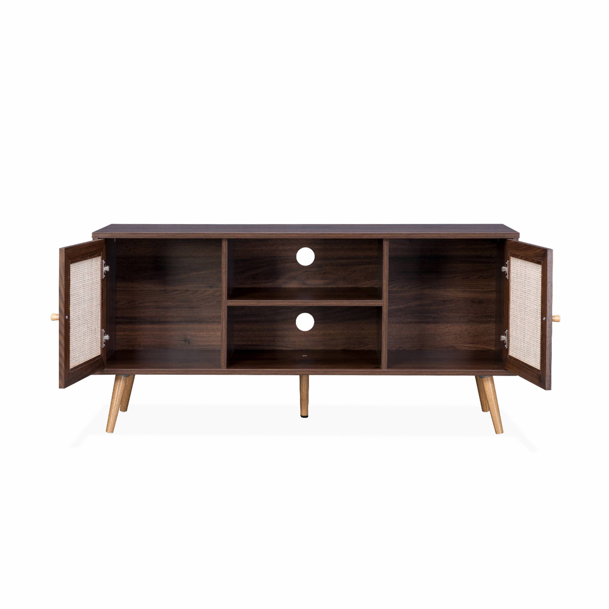 Meuble TV en cannage 120x39x56.5cm -  Bohème - couleur bois foncé. 2 niveaux. 2 étagères. 2 portes. pieds scandinaves
