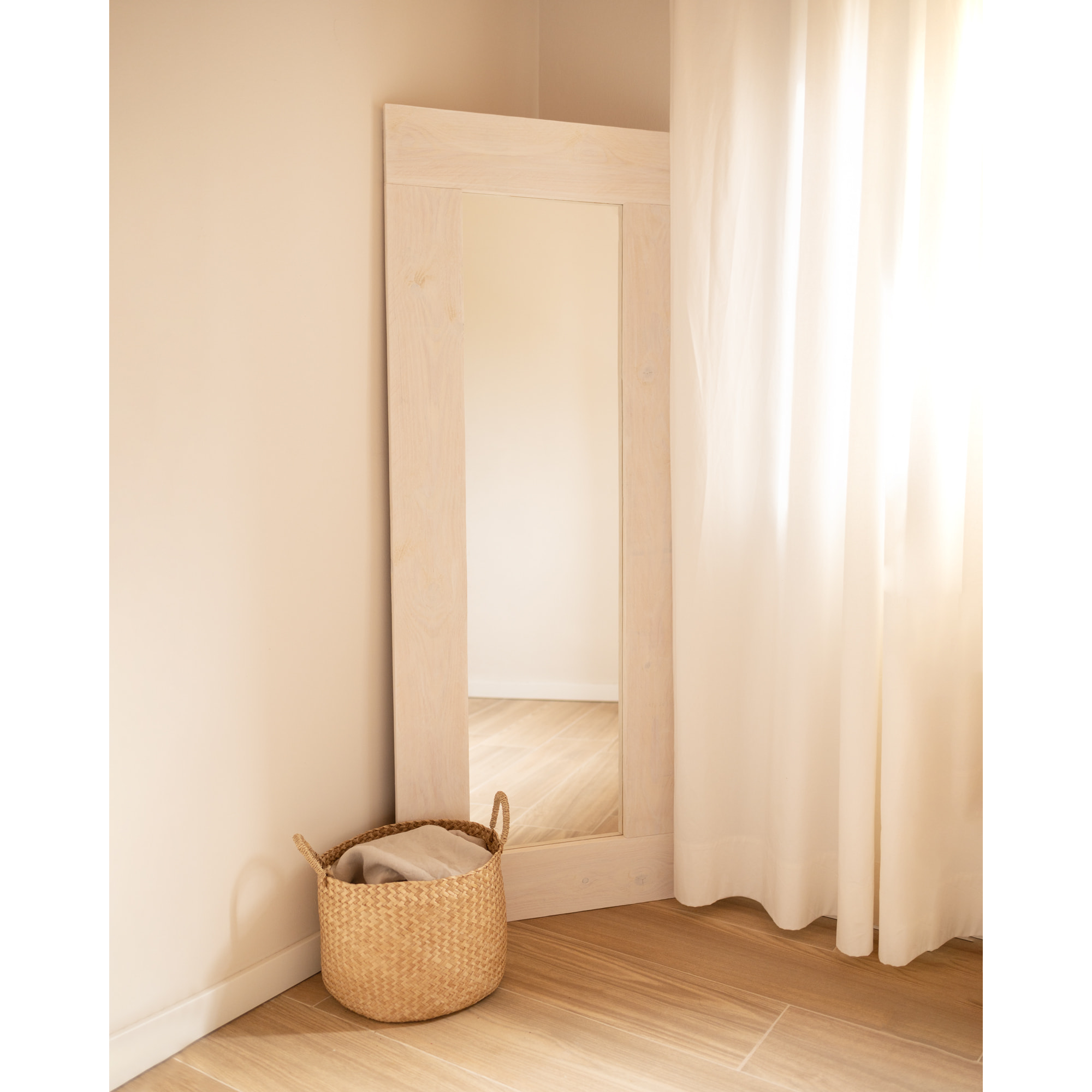 Miroir effet bois massif ton blanc 165x65cm Hauteur: 165 Longueur: 65 Largeur: 2