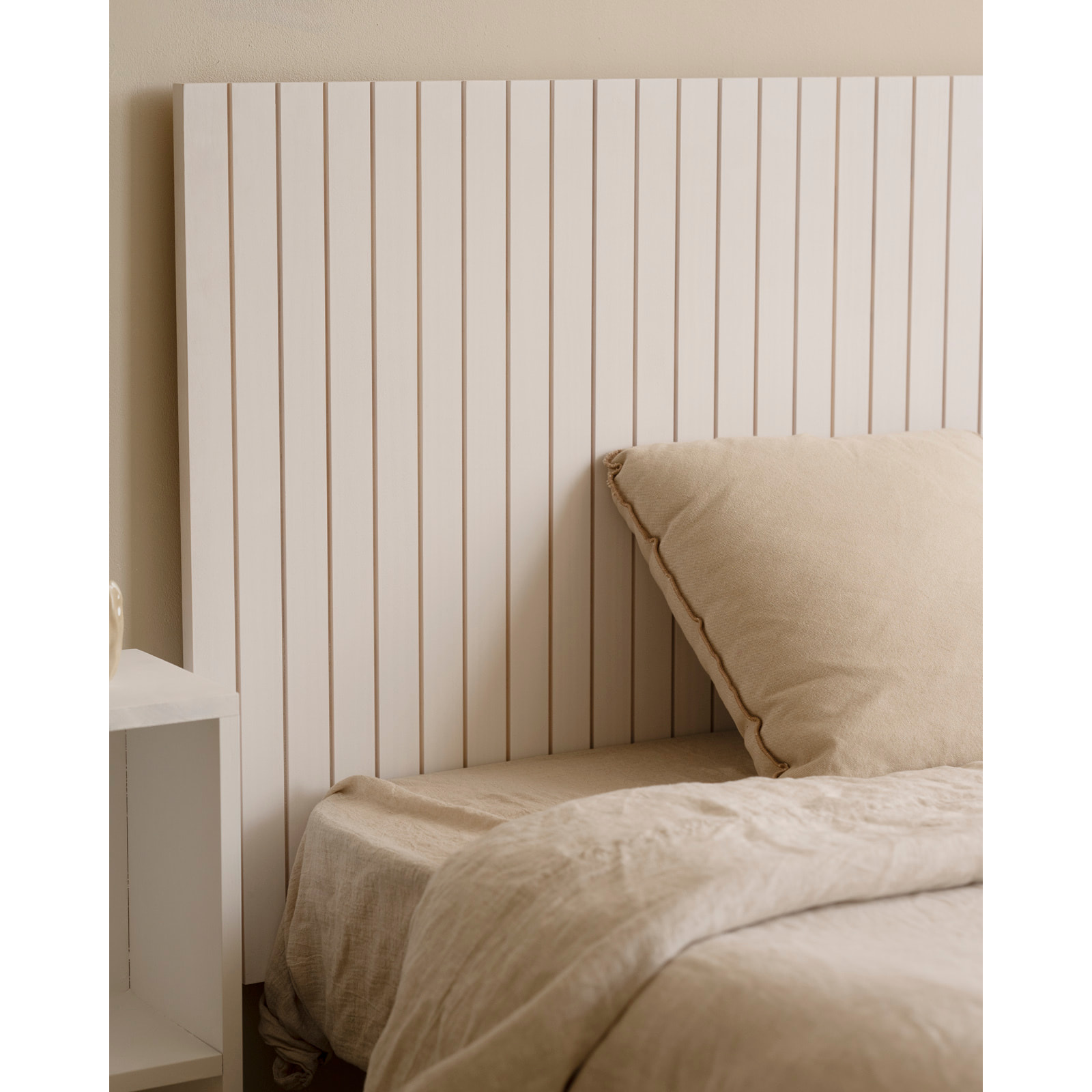 Cabecero ranurado de madera maciza tono blanco de varias medidas