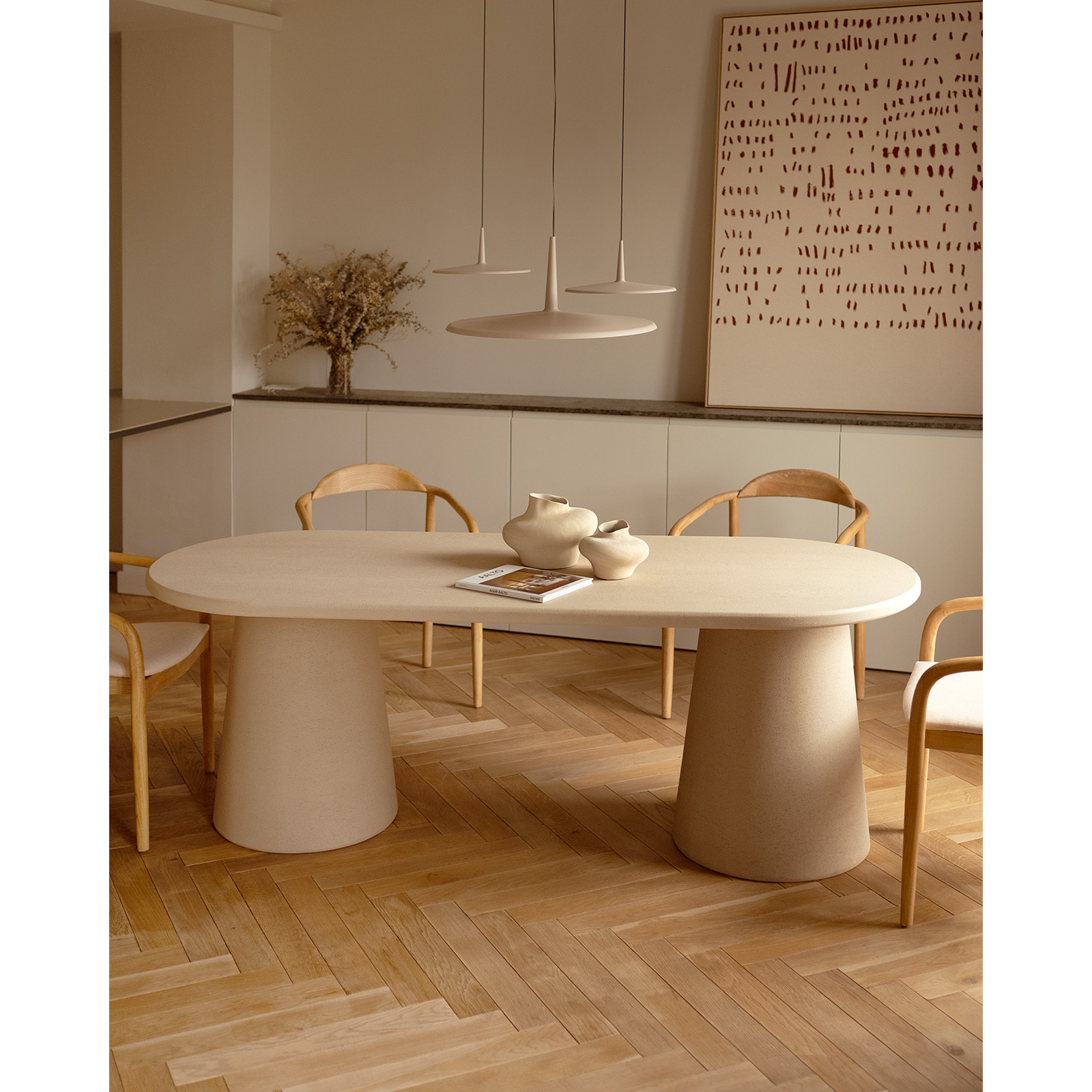 Table de salle à manger ovale en microciment ton beige en différentes tailles