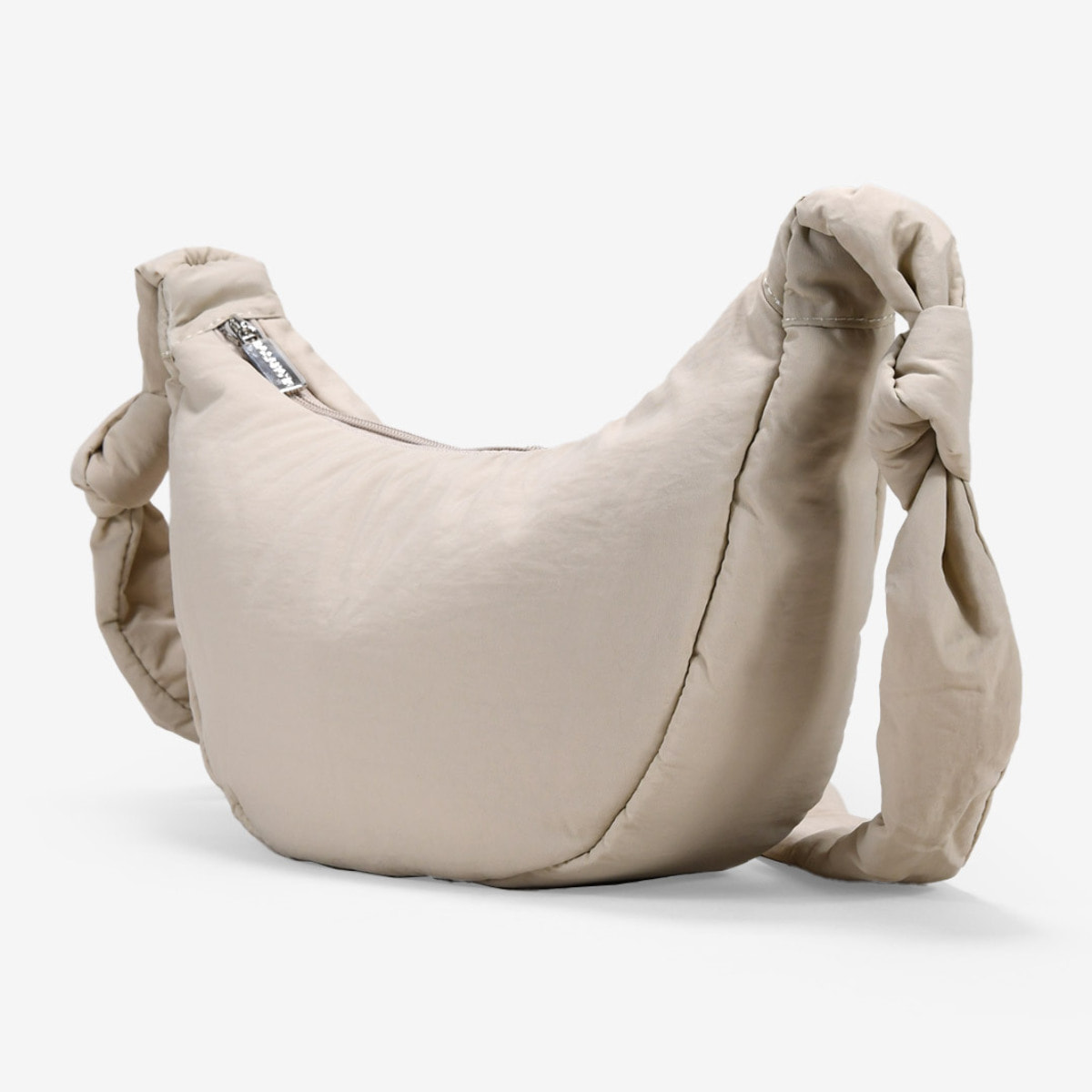 Bolso bandolera beige redondeado con cremallera