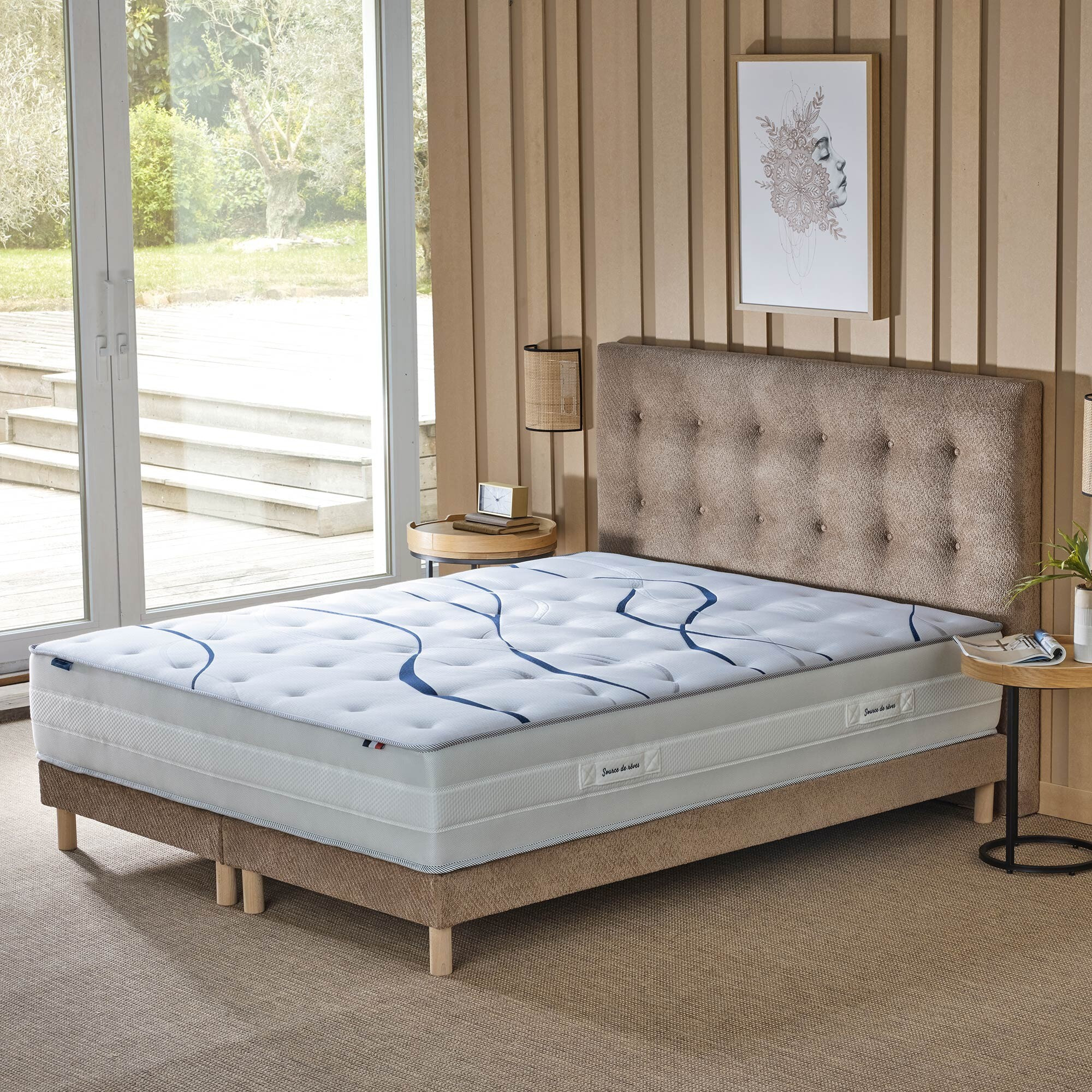 Sommier tapissier Eden moka, bois massif, chenille bouclettes