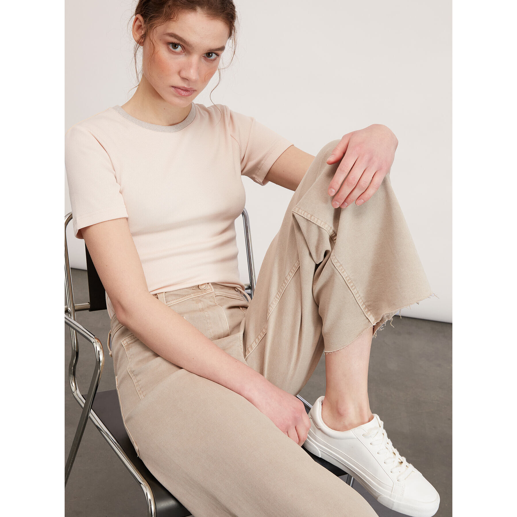 Motivi - Pantaloni cropped sfrangiati sul fondo - Beige