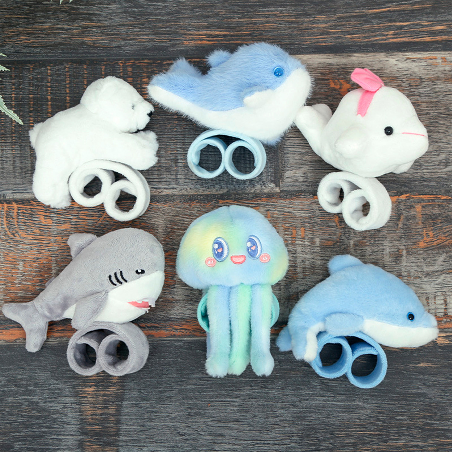 Peluche extra morbido e soffice. Design delfino con meccanismo avvolgente. 14 cm.