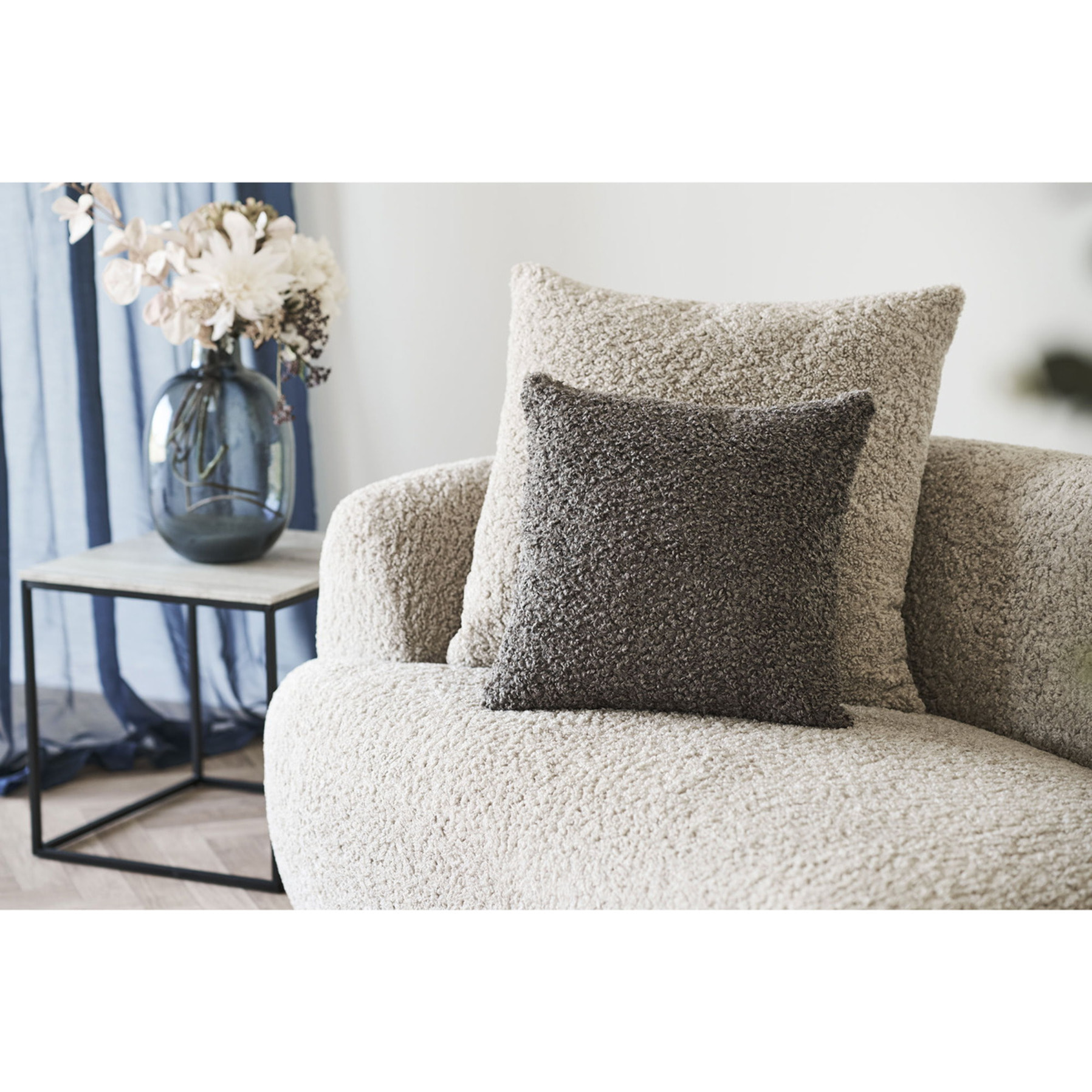 Cuscino Tavira in bouclé grigio scuro 45x45 cm