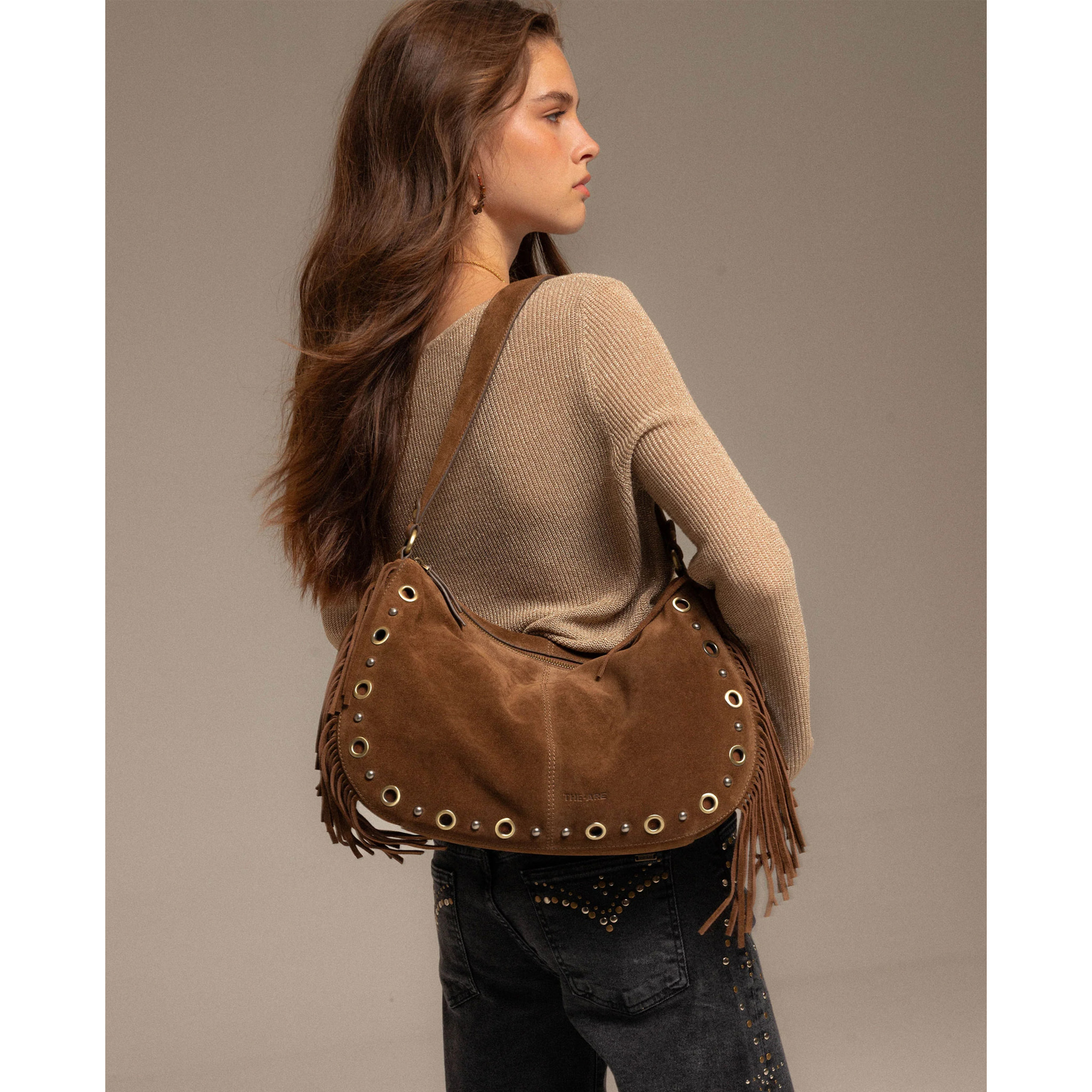 Bolso grande de ante marrón con flecos y tachuelas doradas