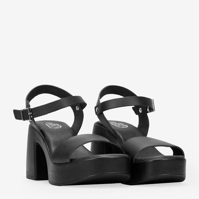 Sandalias de piel negras con tacón ancho