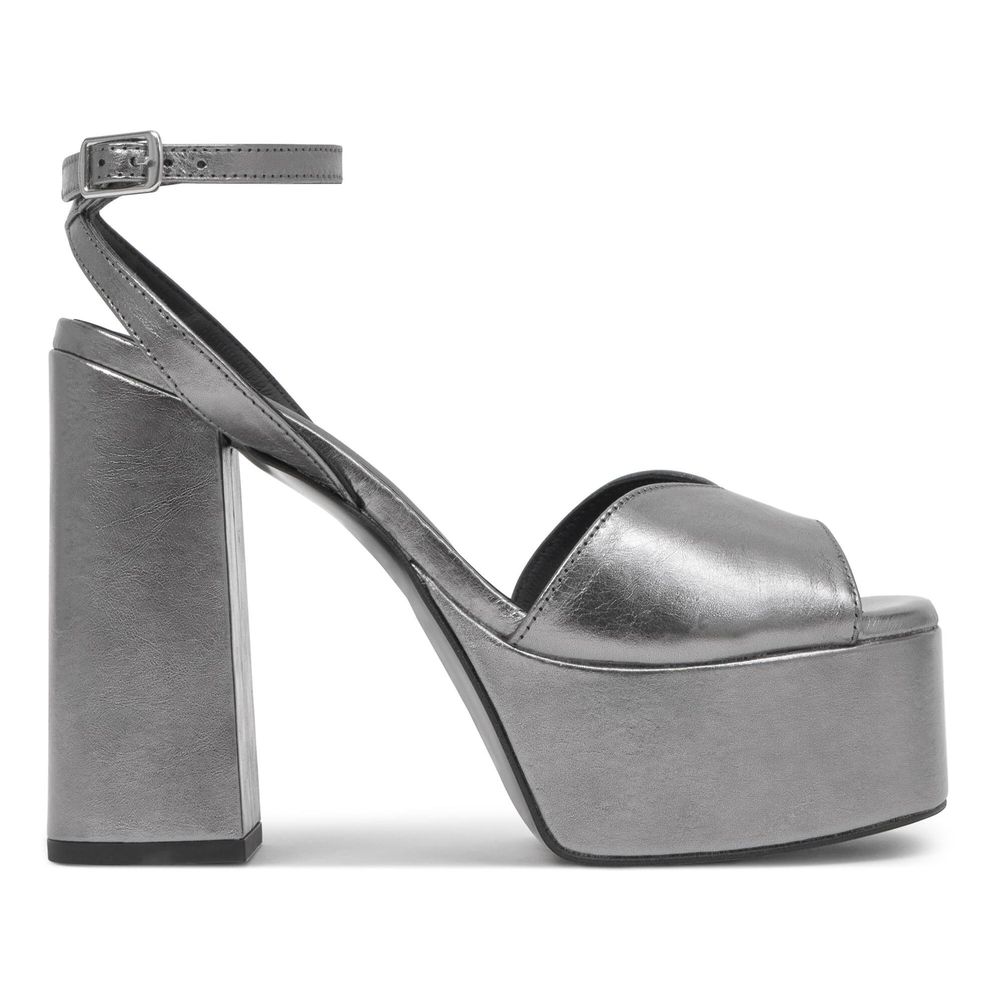 Sandalia de tacón Fibi en cuero metalizado con cierre de hebilla