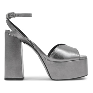 Sandalia de tacón Fibi en cuero metalizado con cierre de hebilla