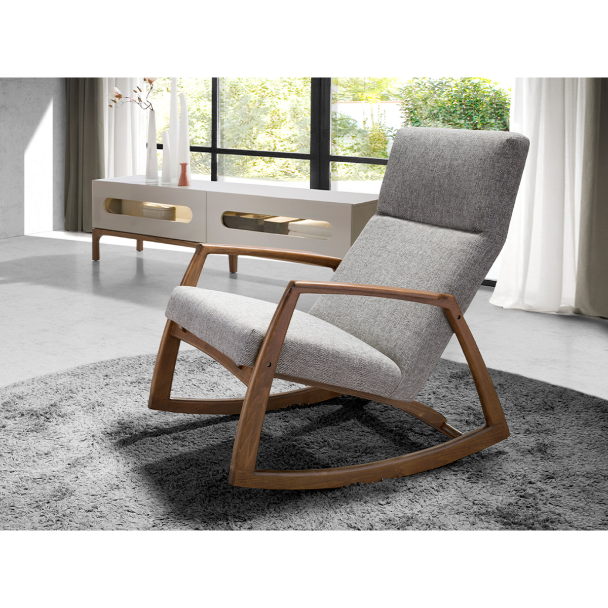 Sillón Angel Cerdá mecedora con reposabrazos tapizado en tela en gris con estructura y patas en madera chapada en nogal natural 68x90x96cm