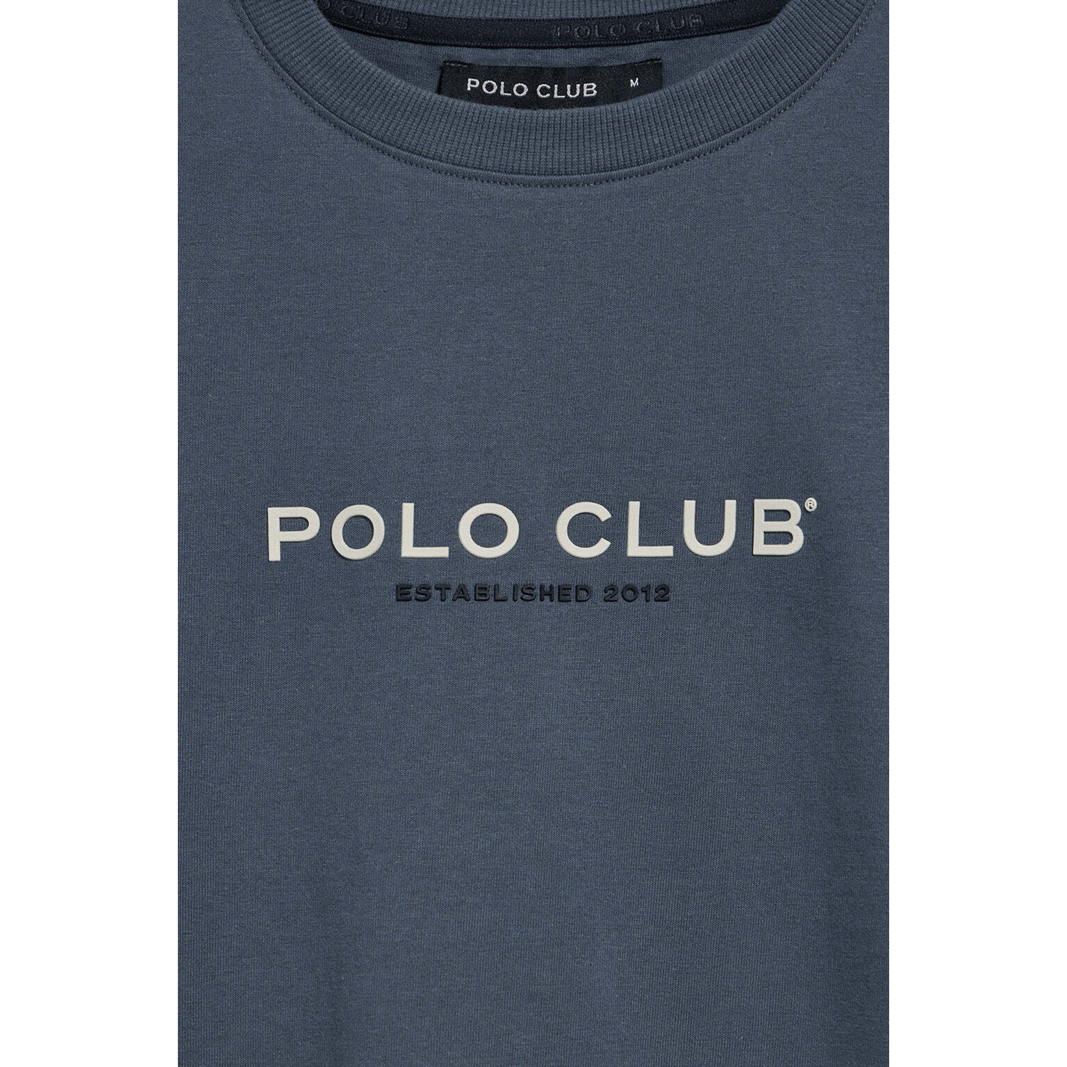 Camiseta azul denim de cuello redondo y logo engomado